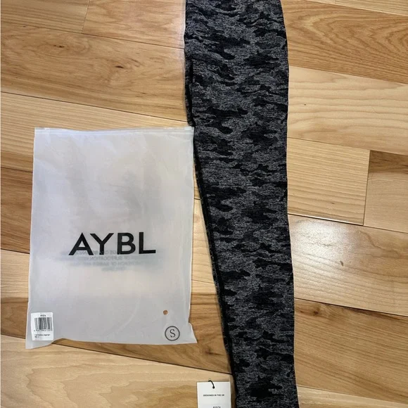 Aybl Evolve Black Camo Seamless Leggings size S - Picture 2 of 3